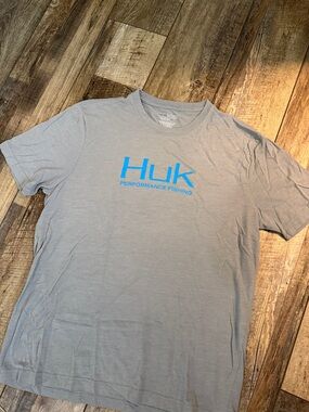 Huk Short-Sleeve Logo Tee in Light Gray with Blue Print